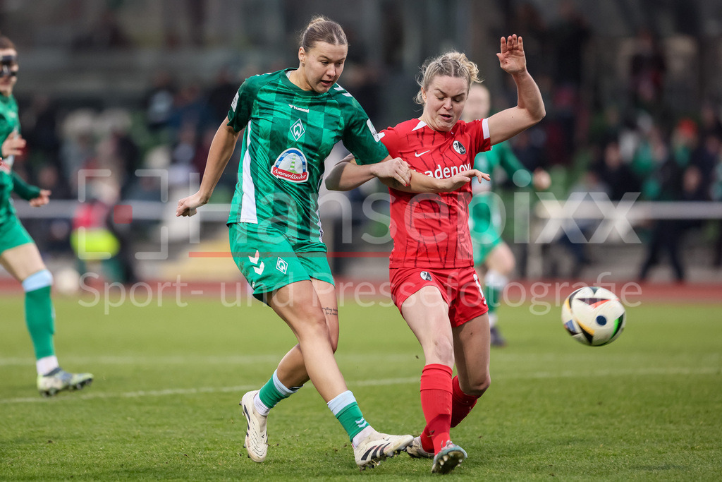 Fussball, Google Pixel Frauen-Bundesliga, SV Werder Bremen - SC Freiburg | v.li.: Larissa Mühlhaus (SV Werder Bremen, 7) und Greta Stegemann (SC Freiburg, 16) im Zweikampf, Duell, Dynamik, Aktion, Action, Spielszene, DIE DFB-RICHTLINIEN UNTERSAGEN JEGLICHE NUTZUNG VON FOTOS ALS SEQUENZBILDER UND/ODER VIDEOÄHNLICHE FOTOSTRECKEN. DFB REGULATIONS PROHIBIT ANY USE OF PHOTOGRAPHS AS IMAGE SEQUENCES AND/OR QUASI-VIDEO.