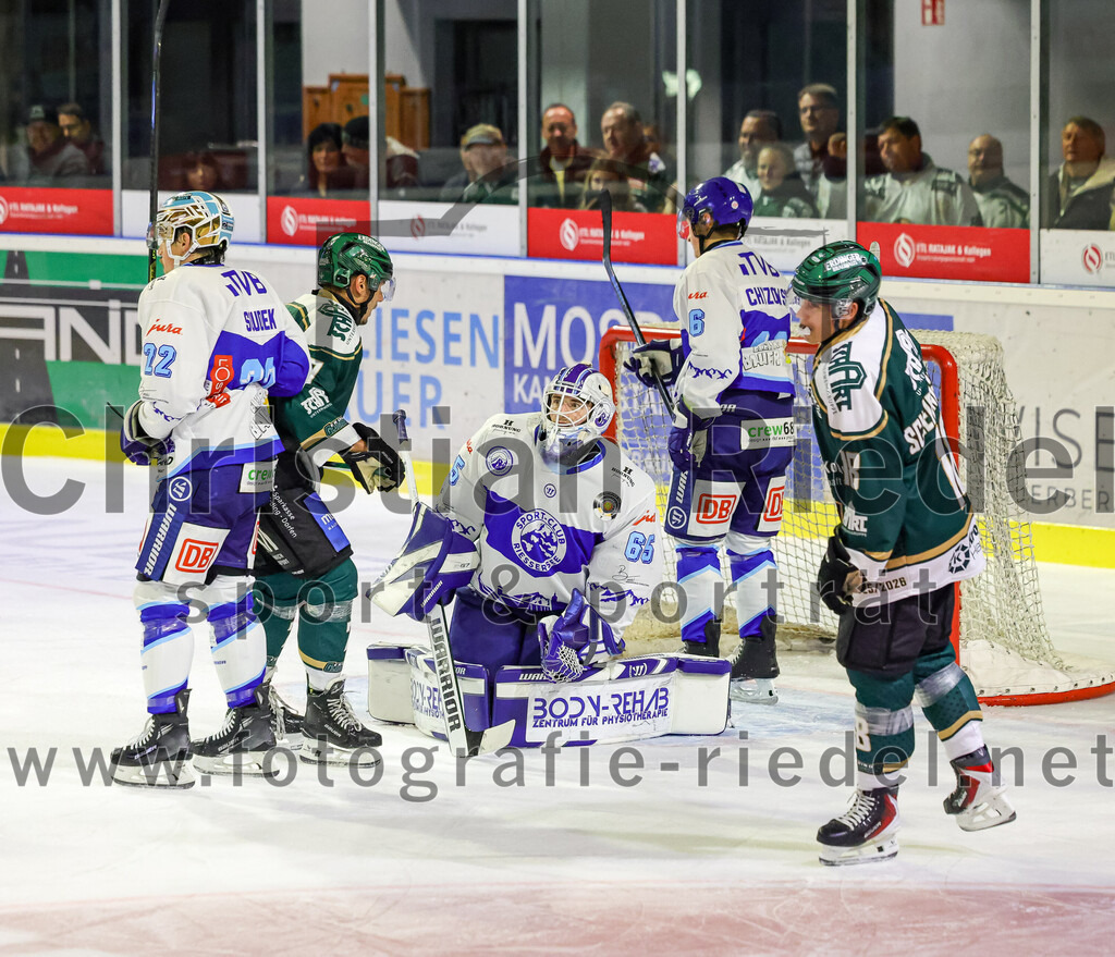 2025-09-26_066_TSV_Erding_gegen_SC_Riessersee | Erding, Deutschland, 26.09.2025:Eishockey, Oberliga Süd 2025 / 2026, 3. Spieltag, TSV Erding gegen SC Riessersee, Endergebnis: 3:5Robin Soudek (SC Riessersee, #22), Louis Trattner (Erding Gladiators, #7), Torwart Patrik Mühlberger (SC Riessersee, #65), Luis Scheibengraber (Erding Gladiators, #18)Foto: Christian Riedel / fotografie-riedel.net