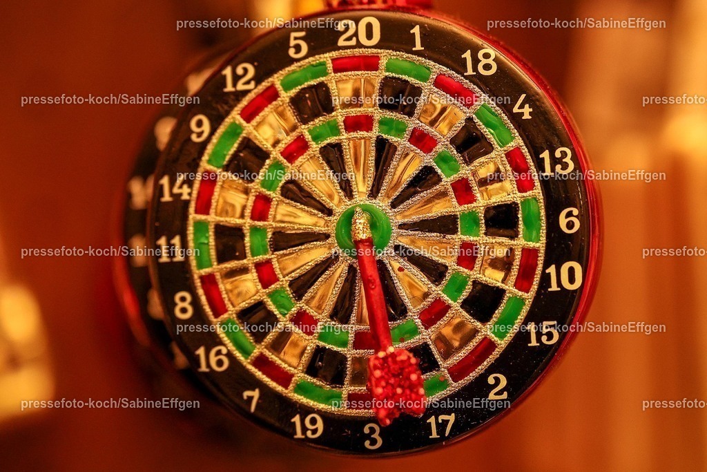 SEF17112401011 | 17.11.2024, xsefx, Köln, Pünktlich zur Vorweihnachtszeit öffnen die ersten Weihnachtsmärkte in Nordrhein-Westfalen. Eindrücke rund um den kölner Hafen-Weihnachtsmarkt am Schokoladenmuseum. Kunsthandwerk, Baumschmuck und Holzschnitzereien werden angeboten. 