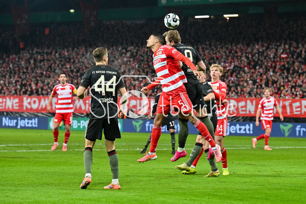1. FC Union Berlin - FC Bayern München | BERLIN, GERMANY - 03. DECEMBER: im Duell Danilho DOEKHI (Union Berlin 5) und Harry KANE (FC Bayern Munich 9) während dem Match zwischen dem 1. FC Union Berlin und dem FC Bayern München beim Achtelfinale des DFB-Pokales im Stadion an der alten Försterei