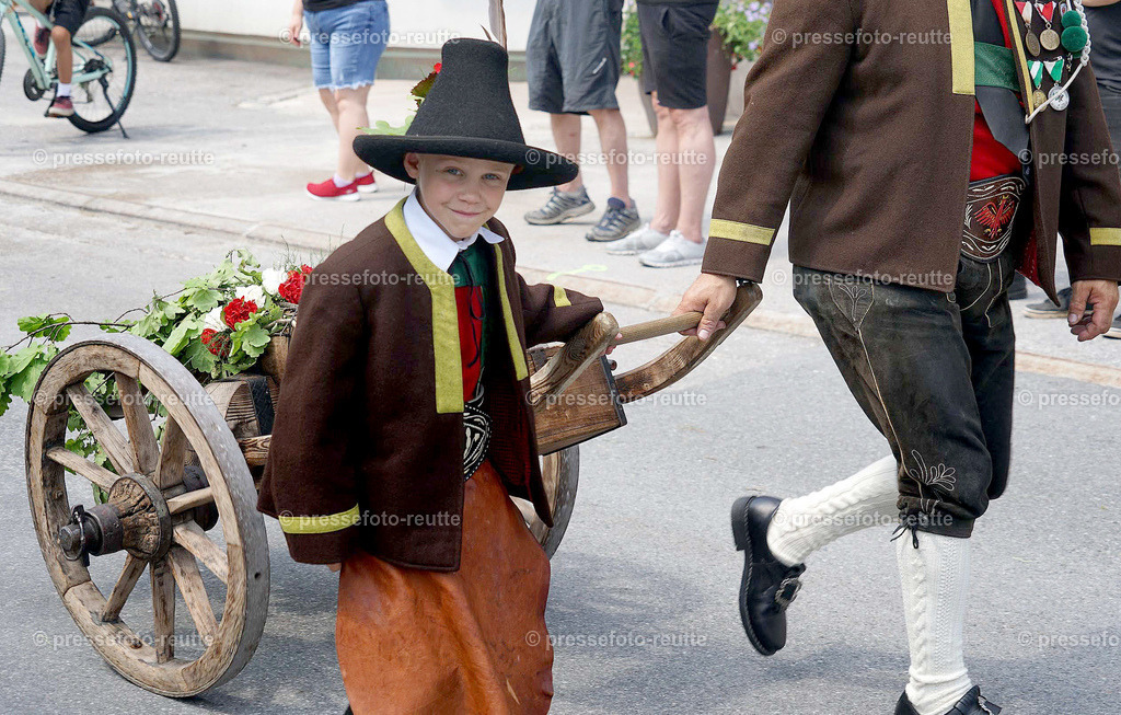 e21-news-2023-Juli23-Regimentsschuetzenfest3-Steeg-UMZUG_DORF-DSC07420 | Info aus dem Bezirk Reutte/Ausserfern Tirol sowie eine umfangreiche Bilddatenbank über die gesamte Region: Lechtal, Talkessel Reutte, Tannheimertal, Zwischentoren. Lech, Plansee, Zugspitze, Grenztunnel, B179, Fernpassstraße, Verkehr, Lawinen, Tradition, - Realisiert mit Pictrs.com