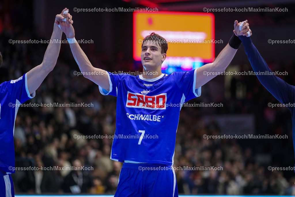 Gum1HBL19022401047 | 19.02.2024, Gummersbach, Handball, Liqui Moly Bundesliga, Schwalbe-Arena, VfL Gummersbach - SC DHfK Leipzig: Abschlussjubel nach dem Sieg gegen Leipzig. Julian Köster (VfL Gummersbach) steht jubelnd auf dem Spielfeld und bedankt sich bei den Fans.