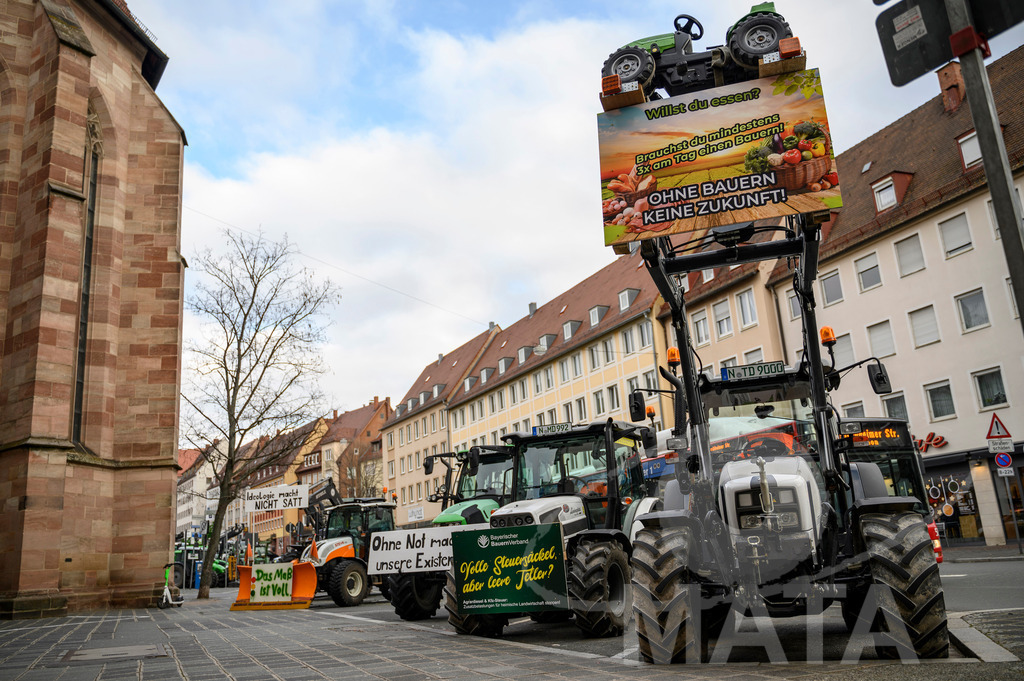 _DWI0381 | Bauerndemo gegen Agrarpolitik der Bundesregierung  auf dem Straße Obstmarkt und Hauptmarkt . Nürnberg, 08.01.2024 - Realisiert mit Pictrs.com