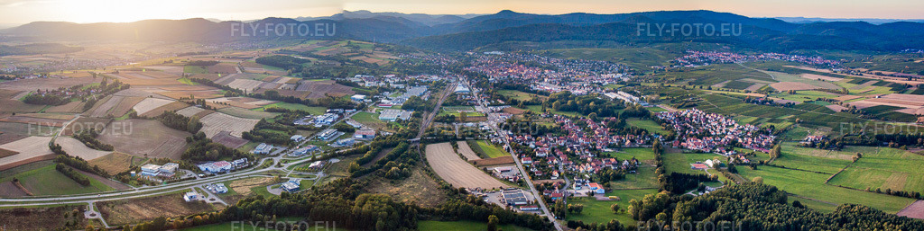 Vue aérienne: Zone industrielle panoramique à le quartier Altenstadt in Wissembourg dans le département Bas Rhin, France. Photo: IMG_53761-Bearbeitet.jpg prise le 30/09/2012 par Werner Riehm/FLY-FOTO.eu – Résolution de l'original: 13920 x 3492 px
