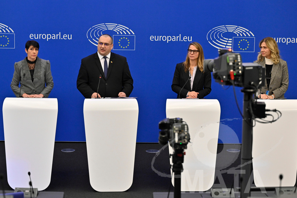 _DWI0181 | Christine Anderson,  Cristian Terhes, Virginie Joron und Fransesca Donato bei einer Pressekonferenz zum Thema ' Alarmierende Statistiken zu den Folgen des COVID-Lockdowns' im Europäischen Parlament. Straßburg, 18.01.2023 - Realisiert mit Pictrs.com