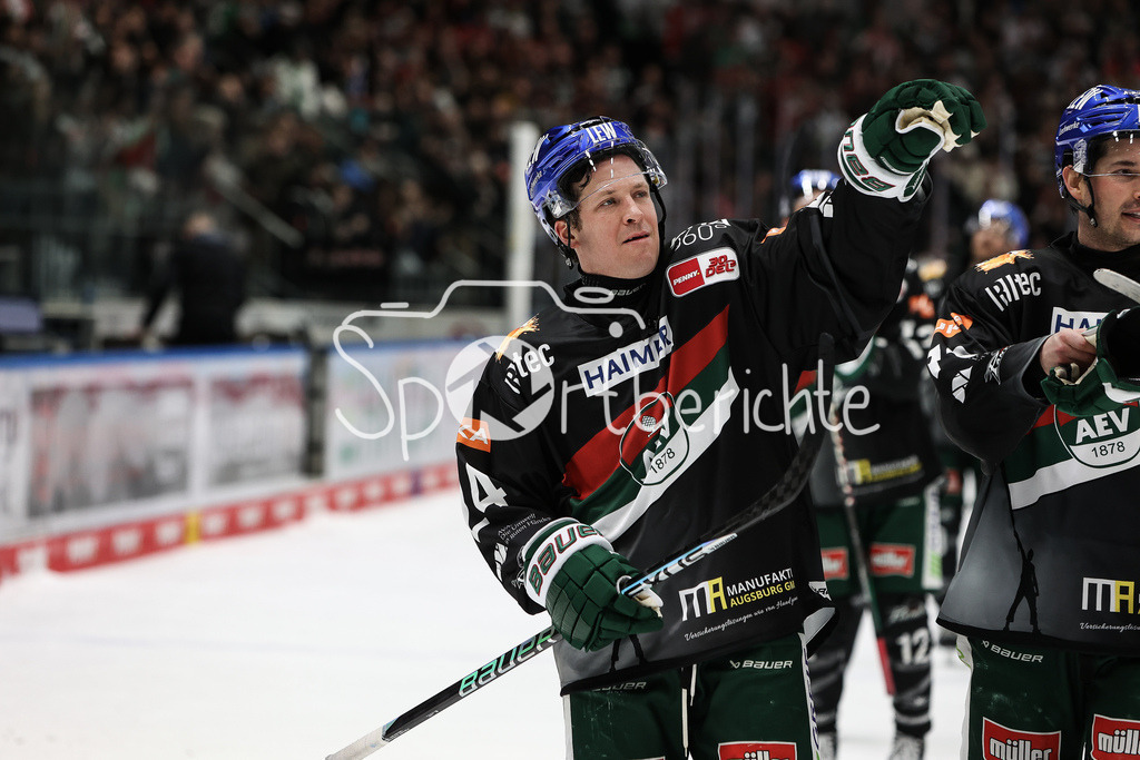 Augsburger Panther - EHC RB München | Grenzenloser Jubel der Panther nach dem Sieg gegen Muenchen / Thomas Jordan TREVELYAN (AEV #24)