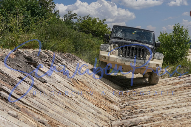 DSC09278 | Vierradfahrzeuge testen unterschiedliches Terrain - ueber Stock und Stein

Offroad Grundkurs im Steinbruch. Unterschiedliche Fahrgegebenheiten mit dem gelaendegaengigem Offroad-Fahrzeug. 

Deutschland, Geisingen, Steinbruch Meichle und Mohr, 10.06.2023
