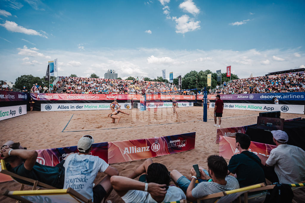Beachvolleyball | Frauen | Allianz German Beach Tour 2025 | Tourstop München | 05.07.2025 | Die Sicht von den Courtside Sitzen im Stadion