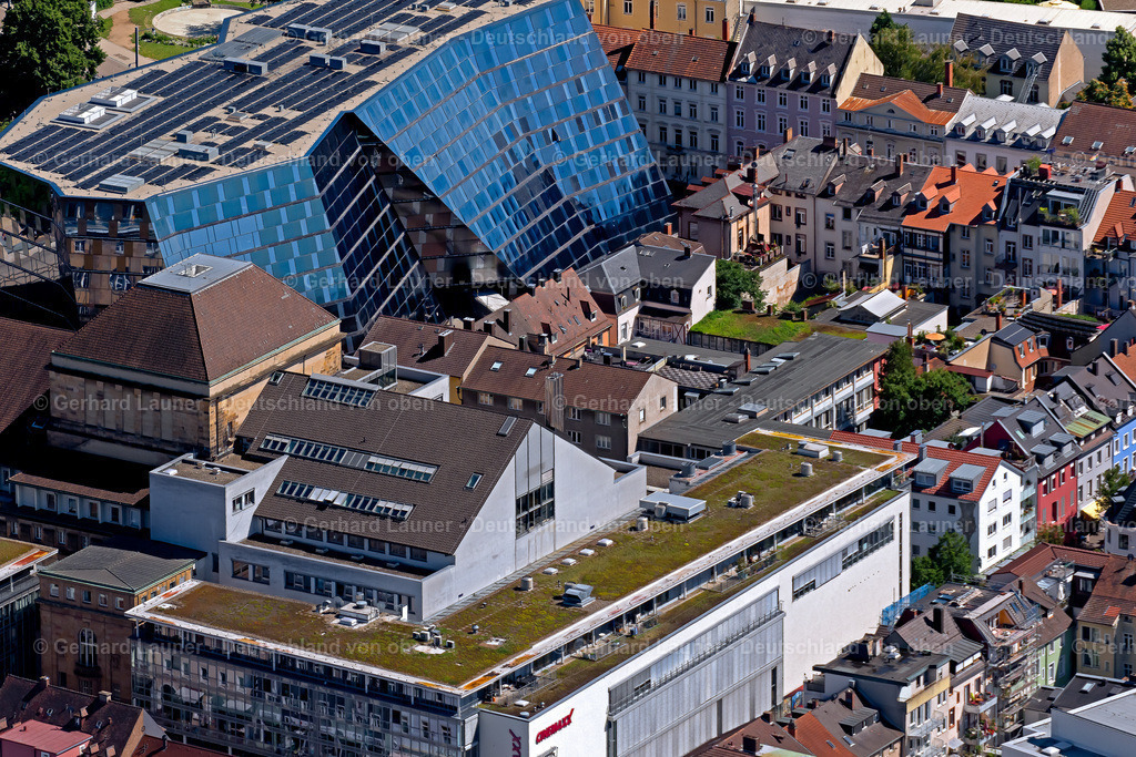 4033317 | FREIBURG IM BREISGAU 30.06.2020 Modernes Bibliotheks- Gebäude der Universitätsbibliothek am Platz der Universität und das Theater Freiburg am Platz der alten Synagoge in Freiburg im Breisgau im Bundesland Baden-Württemberg, Deutschland. Weiterführende Informationen bei: Universitätsbibliothek Freiburg. // Glass facade of the library building of the university Freiburg together with the Theater Freiburg ( Freiburg City Theater ) in Freiburg im Breisgau in the state Baden-Wurttemberg, Germany. Further information at: Universitaetsbibliothek Freiburg. Foto: Gerhard Launer