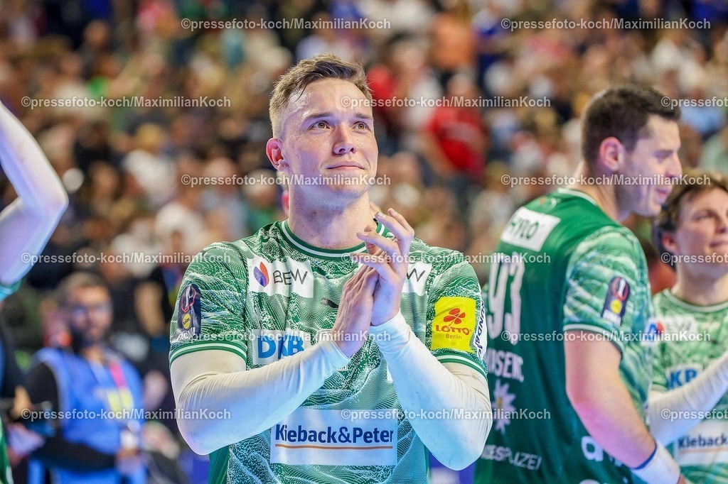 xSSCx18042601039 | 18.04.2026, xsscx, Handball, DHB-Pokal Lidl Final4, TBV Lemgo-Lippe - Füchse Berlin, Saison 2025 / 2026 Herren, Lanxess Arena: Die Mannschaft der Füchse Berlin feiert den Sieg über den TBV Lemgo - Lasse Andersson (Füchse Berlin #11) Photo: xSandraxScherningxPressefotoKochx