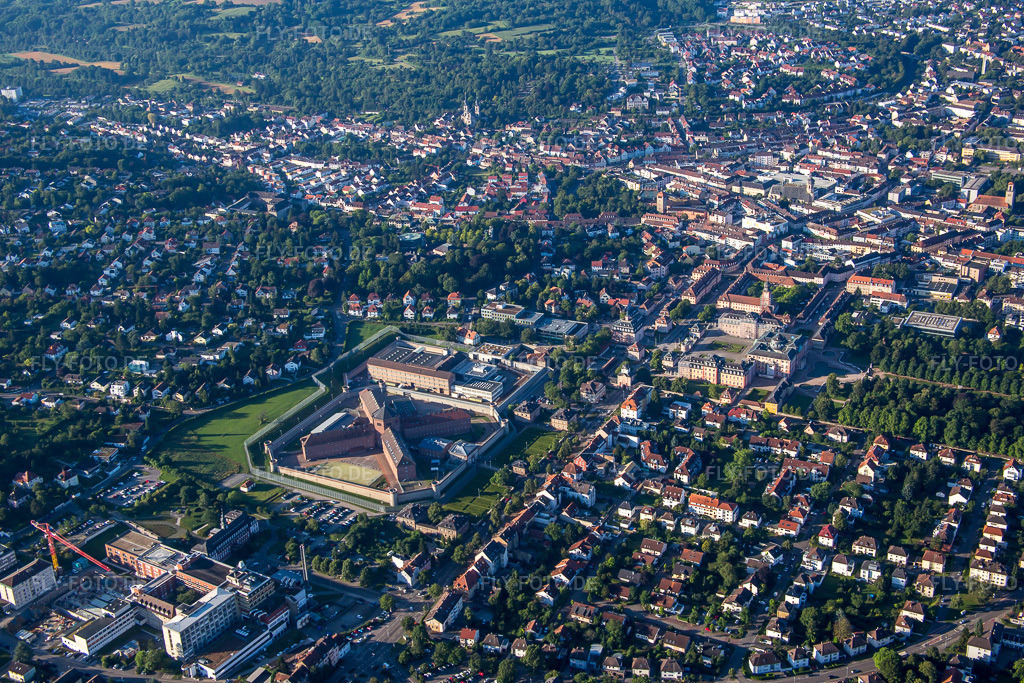 Luftbild: Justizvollzugsanstalt von Nordwesten in Bruchsal im Bundesland Baden-Württemberg in Deutschland. Foto: IMG_092342.jpg vom 01.08.2016 durch Werner Riehm/FLY-FOTO.de
