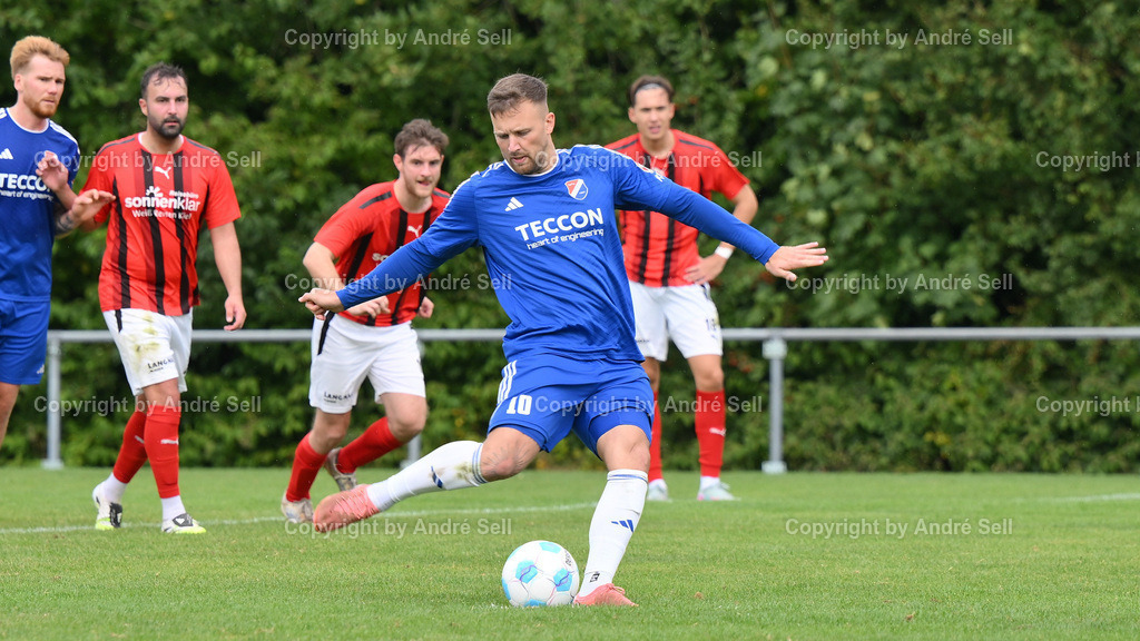 SpVg Eidertal Molfsee vs TSV Kronshagen | Tom Wüllner (Molfsee #10) schiesst einen Foulelfmeter links am Tor vorbei / Fußball-Landesliga Schleswig Männer 2025/2026 / SpVg Eidertal Molfsee vs TSV Kronshagen / Platz A / Molfsee / 13.09.25 - Realisiert mit Pictrs.com