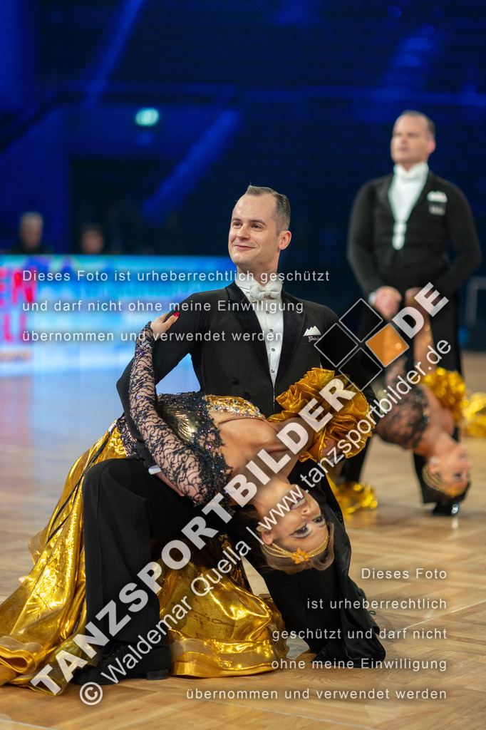 20251206-01115-2 | Hier finden Sie Tanz Bilder vom Latein und Standard Formationen tanzen. Sportbilder vom Tanzsport. Schöne Fotos und von Weltmeisterschaft, Europameisterschaft, Bundesliga, Regionalliga, Oberliga und Landesliga sowie von GOC Stuttgart, DanceComp, WM Bremen