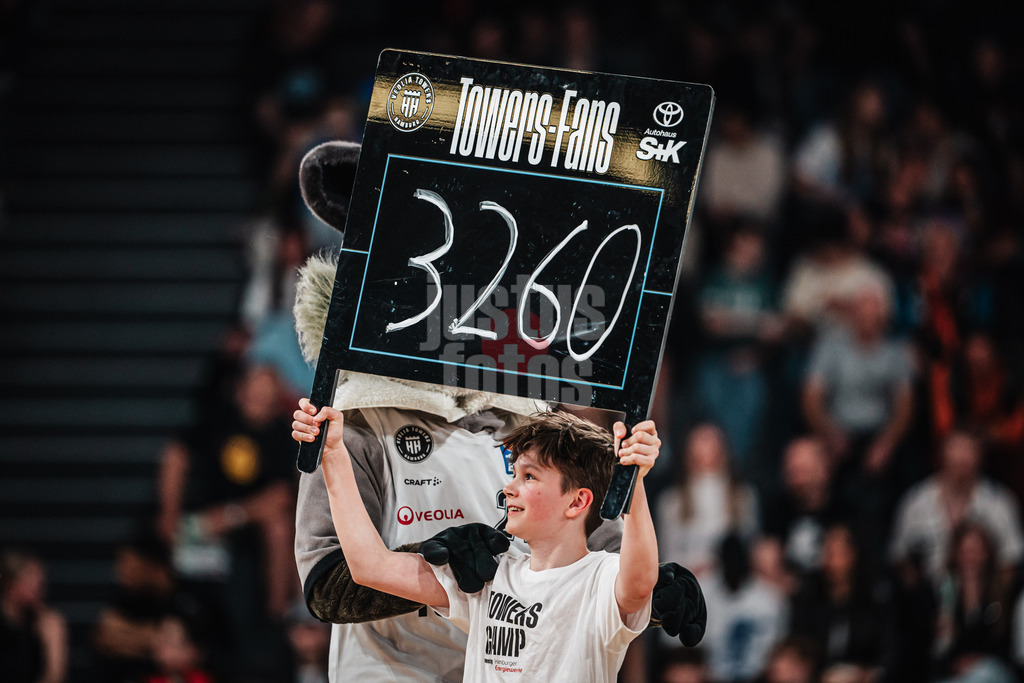 Basketball | Männer | Saison 2023/2024 | easyCredit Basketball Bundesliga | 32. Spieltag | Veolia Towers Hamburg vs. NINERS Chemnitz | 04.05.2024 | Zuschauerzahl Ausverkauft 3260