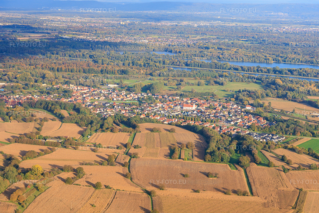 Vue aérienne: Vue de la ville depuis l'ouest à Mothern dans le département Bas Rhin, France. Photo: IMG_150170.jpg prise le 11/10/2025 par Werner Riehm/FLY-FOTO.eu – Résolution de l'original: 6000 x 4000 px