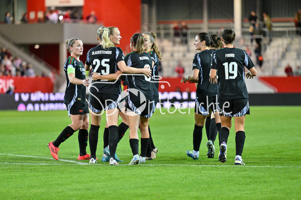 FC Bayern München Frauen - Arsenal London Frauen | Jubel der Gaeste nach dem Auslgeich zum 2-2 durch Codina PANEDAS (Arsenal London Frauen #5) / Freude / Happy / tor / Treffer / Torschueztin / UEFA Womens Champions League: FC Bayern München Frauen - Arsenal London Frauen, FC Bayern Campus am 09.10.2024