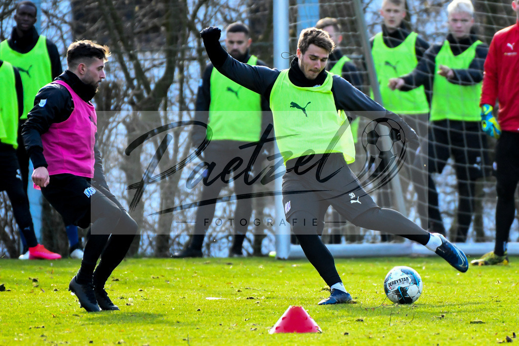 20200215_TRAOSN_0026 | Fussball, Herren: Manuel Farrona Pulido (VfL Osnabrueck) und Benjamin Girth (VfL Osnabrueck) im Zweikampf waehrend der Trainingseinheit des VfL Osnabrueck im Sportpark Illoshoehe am 15.02.2020 in Osnabrueck, Deutschland. - Realisiert mit Pictrs.com