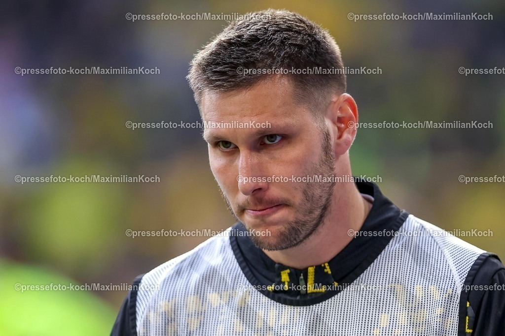 BVB08032502307 | 08.03.2025, Fußball, Borussia Dortmund - FC Augsburg, 1. Fußball Bundesliga, 25. Spieltag, Signal Iduna Park, Saison 2024 2025: Niklas Süle (BVB #25)DFB regulations prohibit any use of photographs as image sequences and or quasi-video.