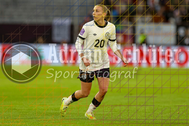 Deutschland vs Frankreich - Halbfinale - UEFA Women's Nations League | Düsseldorf, Deutschland, 24.10.25:   Elisa Senß ( Deutschland ) schaut waehrend des Halbfinals der UEFA Women's Nations League zwischen Deutschland vs Frankreich in der Merkur-Spiel-Arena(Foto von Brauer-Fotoagentur / Adrian Schlueter)