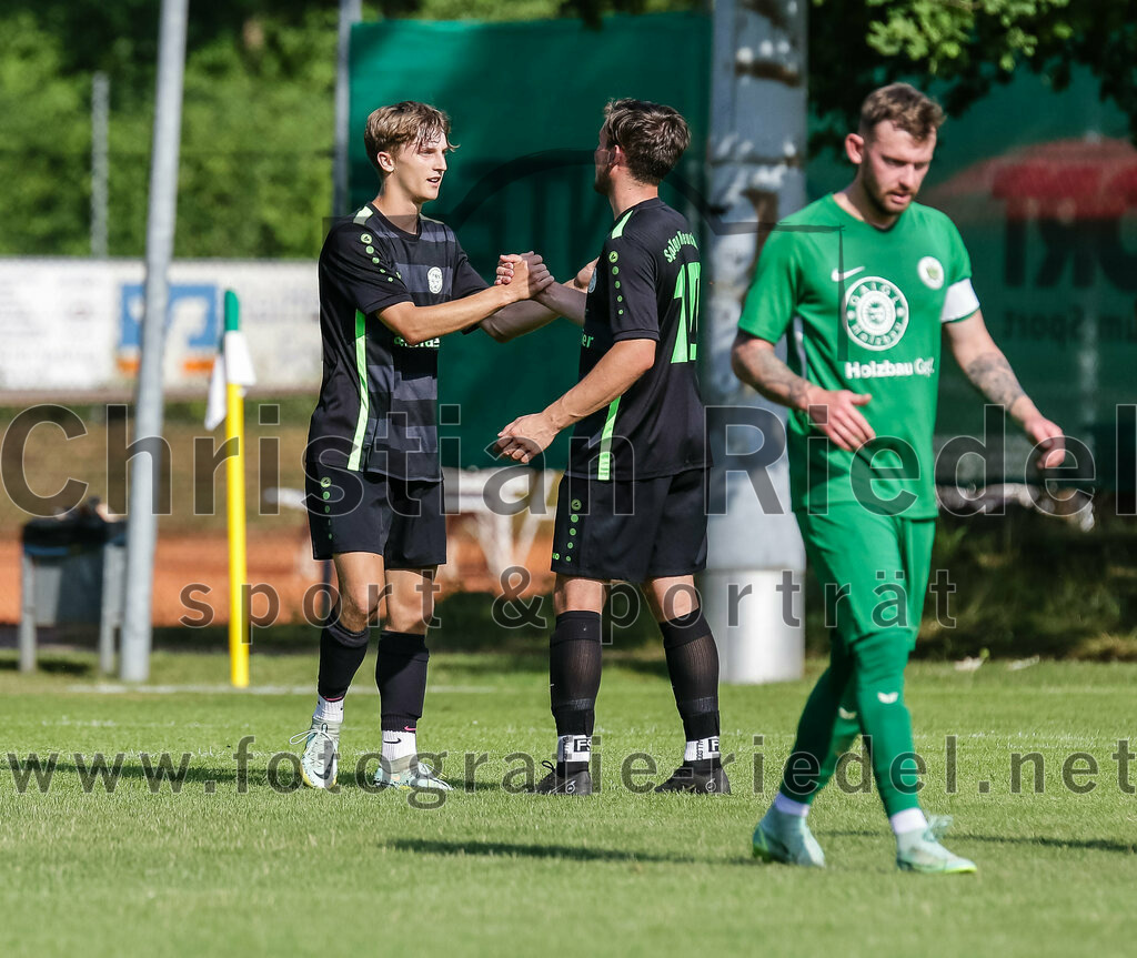 2023-07-09_086_FC_Forstern_gegen_SpVgg_Neuching | Forstern, Deutschland, 09.07.2023:
Fußball, Kreisklasse 2023 / 2024, Testspiel, FC Forstern gegen SpVgg Neuching, Endergebnis: 2:4

Jubel nach dem 2:1 durch Sven Wagner (SpVgg Neuching, #7), Louis Schmid (SpVgg Neuching, #10), Andreas Ullmann (FC Forstern, #11)

Foto: Christian Riedel / fotografie-riedel.net