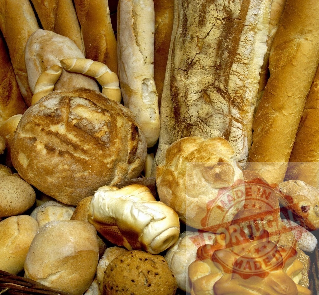 Fresh baked bread assortment at local bakery | Various types of bread, baguettes, and rolls filling a market basket - Realisiert mit Pictrs.com