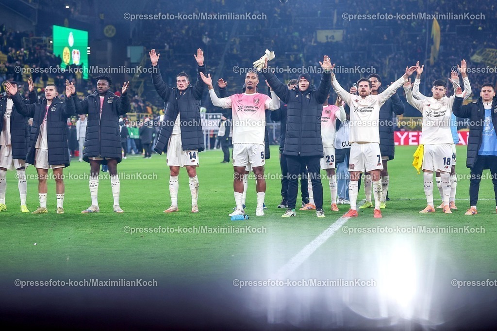 BVB02122501091 | 02.12.2025, Fußball, DFB-Pokal, Borussia Dortmund - Bayer 04 Leverkusen, Achtelfinale, Signal Iduna Park, Saison 2025 2026: Abschlussjubel nach dem 1:0 Sieg und dem Einzug ins Viertelfinale des Bayer04. vl.l. Alejandro Grimaldo (Bayer04 #20) Edmond Tapsoba (Bayer04 #12) Loic Bade (Bayer04 #05) Jonas Hofmann (Bayer04 #07) Alejo Sarco (Bayer04 #18) DFB regulations prohibit any use of photographs as image sequences and or quasi-video.