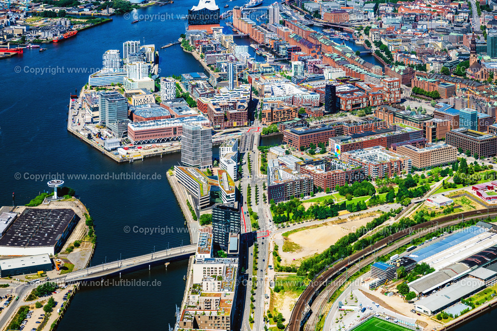 Hamburg_Chicargokai_Magdeburger_Hafen_Hafencity_ELS_0506200625 | HAMBURG 20.06.2025 Gebäudekomplexedes am Überseequartier am Chicagokai - Osakaallee im Bereich des ehemaligen Grasbrooks im Ortsteil Hafencity in Hamburg, Deutschland. Weiterführende Informationen bei: CHRISTIAN DE PORTZAMPARC,  Depenbrock Bau GmbH & Co. KG,  F + Z Baugesellschaft, Zweigniederlassung der Hecker Bau GmbH & Co. KG,  Stump-Franki Spezialtiefbau GmbH,  Unibail-Rodamco Germany GmbH,  Unibail-Rodamco ÜSQ Süd Quartiersmanagement GmbH. // Building complex at the Ueberseequartier on Chicagokai - Osakaallee in the area of the former Grasbrook in the Hafencity district of Hamburg, Germany. Further information at: CHRISTIAN DE PORTZAMPARC,  Depenbrock Bau GmbH & Co. KG,  F + Z Baugesellschaft, Zweigniederlassung der Hecker Bau GmbH & Co. KG,  Stump-Franki Spezialtiefbau GmbH,  Unibail-Rodamco Germany GmbH,  Unibail-Rodamco UeSQ Sued Quartiersmanagement GmbH. Foto: Martin Elsen