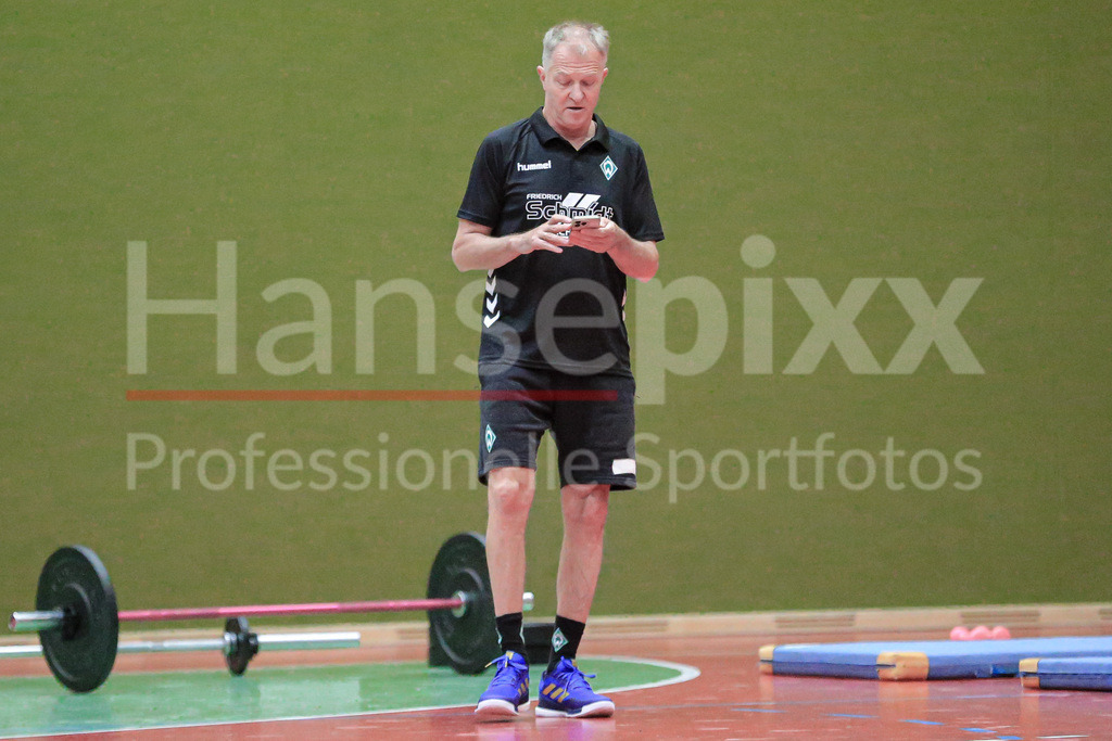 Handball, 2. Bundesliga Frauen, Training SV Werder Bremen | v.li.: Radek Lewicki (Co-Trainer, SV Werder Bremen) schaut auf die Stoppuhr