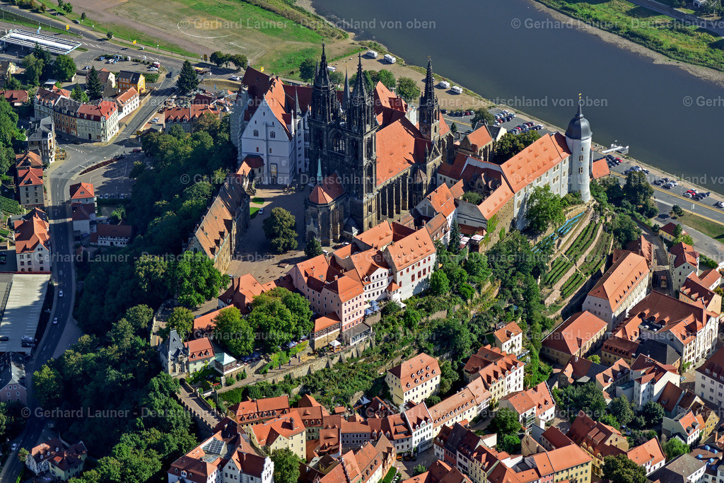 3636860 | MEIßEN 25.08.2016 Burganlage des Schloß Albrechtsburg mit dem Hochstift Dom am Domplatz am Ufer des Flußverlaufes der Elbe in Meißen im Bundesland Sachsen. Weiterführende Informationen bei: Hochstift Meißen,  Staatliche Schlösser, Burgen und Gärten Sachsen gemeinnützige GmbH (SBG),  Stadt Meißen. // Castle of Schloss Albrechtsburg on Domplatz in Meissen in the state Saxony. Further information at: Hochstift Meissen,  Staatliche Schloesser, Burgen und Gaerten Sachsen gemeinnuetzige GmbH (SBG),  Stadt Meissen. Foto: Gerhard Launer