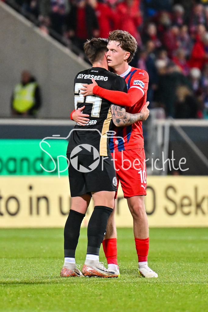 1. FC Heidenheim - SV Elversberg 07 | nach der Partie umarmen sich Luca SCHNELLBACHER (SV Elversberg 24) und Paul WANNER (Heidenheim 10) freundschaftlich / fairplay / Relegation Bundesliga: 1. FC Heidenheim - SV Elversberg 07, Voith-Arena am 22.05.2025 / DFL REGULATIONS PROHIBIT ANY USE OF PHOTOGRAPHS AS IMAGE SEQUENCES AND/OR QUASI-VIDEO / BLD / ZDF