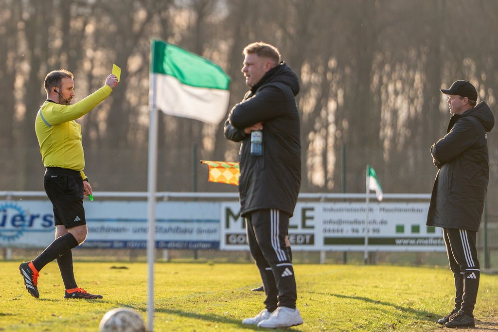 Fußball I Herren I Saison 2025-2026 I Bezirksliga Weser-Ems 4 I 21. Spieltag I TuS Lutten - SW Osterfeine I 4568 | Schiedsrichter / Schiri  - Realisiert mit Pictrs.com