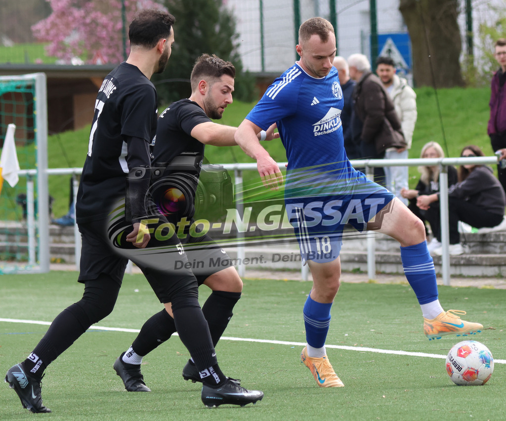 SV Enger-Westerenger - TSV Löhne | Auf dem Bild zu sehen: blau SV Enger-Westerenger: Marlon Meyer ; schwarz TSV Löhne v.l.: Ahmet Balcioglu, Serkan Kaya SV Enger-Westerenger, TSV Löhne, Saison 25/26, Kreisliga A, Enger, Deutschland - Realisiert mit Pictrs.com