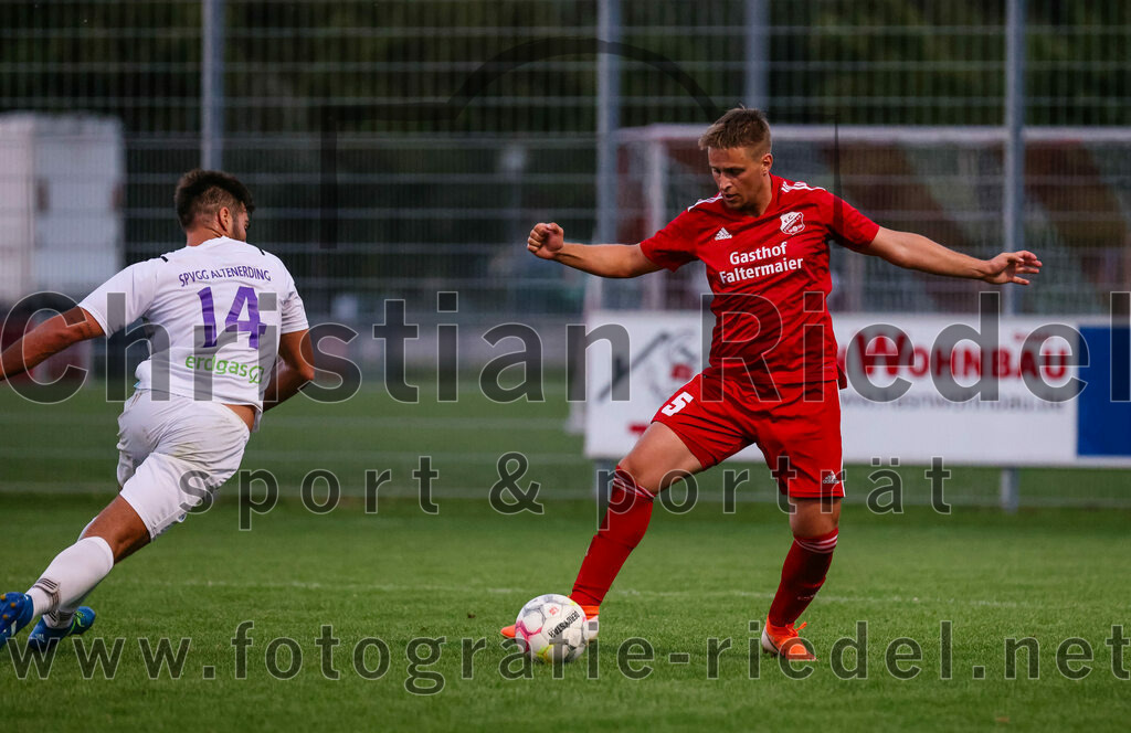 2023-08-01_007_FC_Finsing_gegen_SpVgg_Altenerding | Finsing, Deutschland, 01.08.2023:
Fußball, TOTO Pokal 2023 / 2024, 1. Spieltag, FC Finsing gegen SpVgg Altenerding, Endergebnis: 0:5

Julian Schaumaier (SpVgg Altenerding, #14), Stefan Jell (FC Finsing, #5)

Foto: Christian Riedel / fotografie-riedel.net