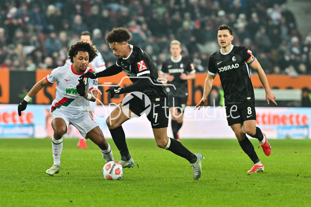 FC Augsburg - SC Freiburg | AUGSBURG, GERMANY - 18. JANUARY: im Duell Han-Noah MASSENGO (FC Augsburg 4) und Derry Lionel SCHERHANT (SC Freiburg 7) während dem Bundesligamatch zwischen dem FC Augsburg und dem SC Freiburg am 18. Spieltag in der WWK-Arena / DFL REGULATIONS PROHIBIT ANY USE OF PHOTOGRAPHS AS IMAGE SEQUENCES AND/OR QUASI-VIDEO