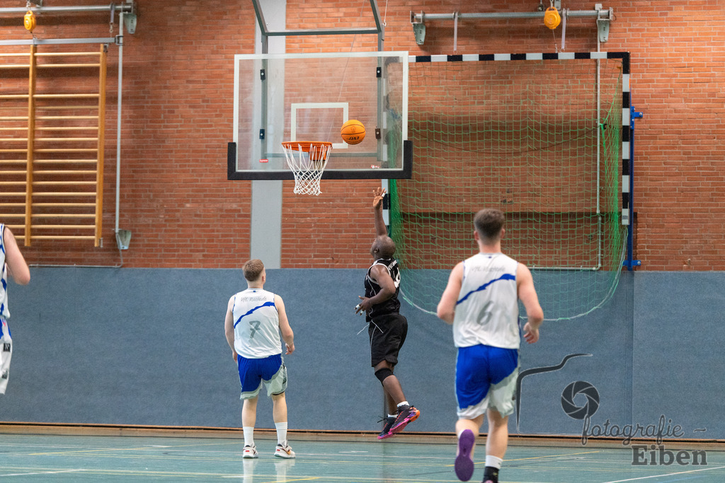 VFL Rastede 2-VfL Edewecht Wattworms | VFL Rastede II (weiß)-VfL Edewecht Wattworms (schwarz) am 18.02.2024; in Kleibrok (Sporthalle Zur-Windmühlen-Straße), Photo: Philip Eiben 2024 - Realisiert mit Pictrs.com