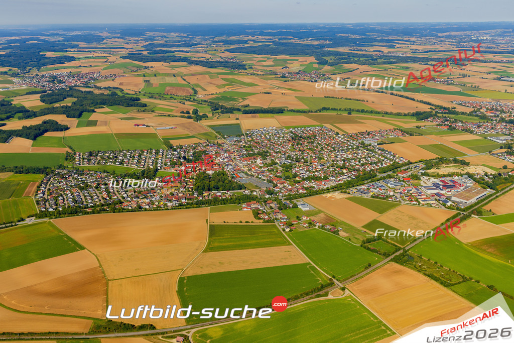 Luftaufnahme der Stadt Alteglofsheim - Die Luftaufnahme wurde 2025 vom UL-Flugzeug heraus erstellt ( keine Drohne ) - Hochauflösende Luftaufnahme - für professionelle Ausdrucke geeignet. Die Geschenkidee !Mit Lizenz und Bildrechte bestellbar