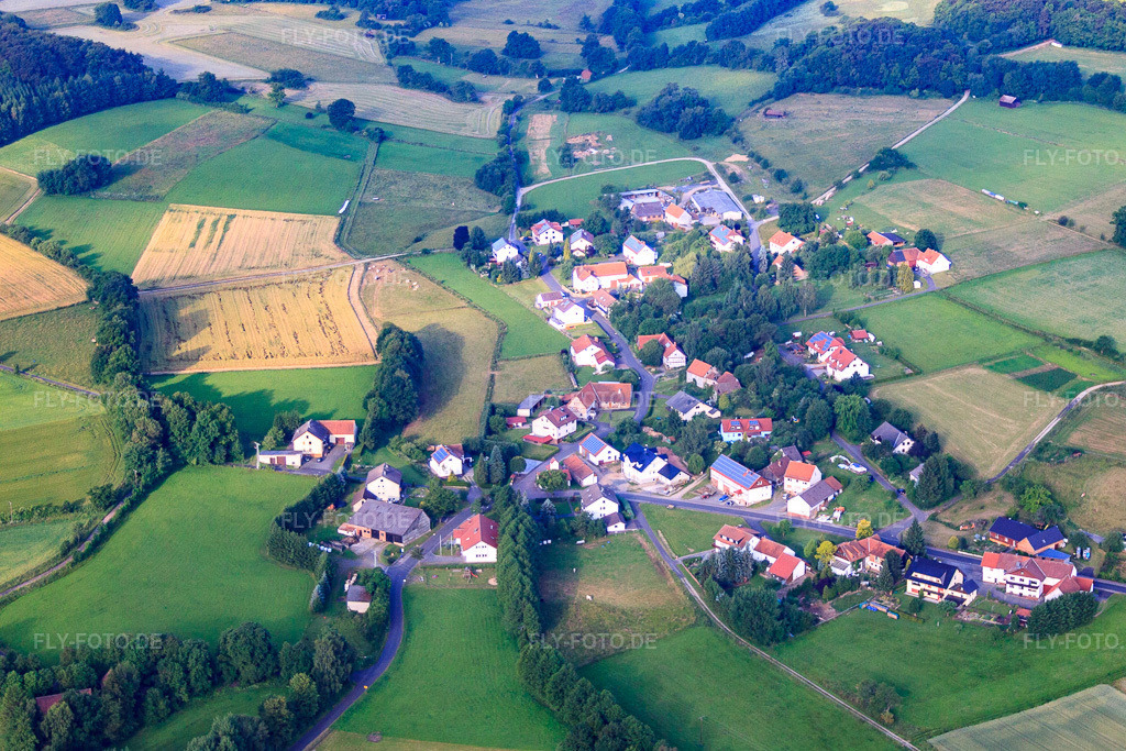 Luftbild: Dorfansicht aus Nordosten im Ortsteil Pfaffenrod in Hosenfeld im Bundesland Hessen in Deutschland.Foto: IMG_68531.jpg vom 21.06.2014 durch Werner Riehm/FLY-FOTO.deAuflösung des Originals: 4278 x 2852 px