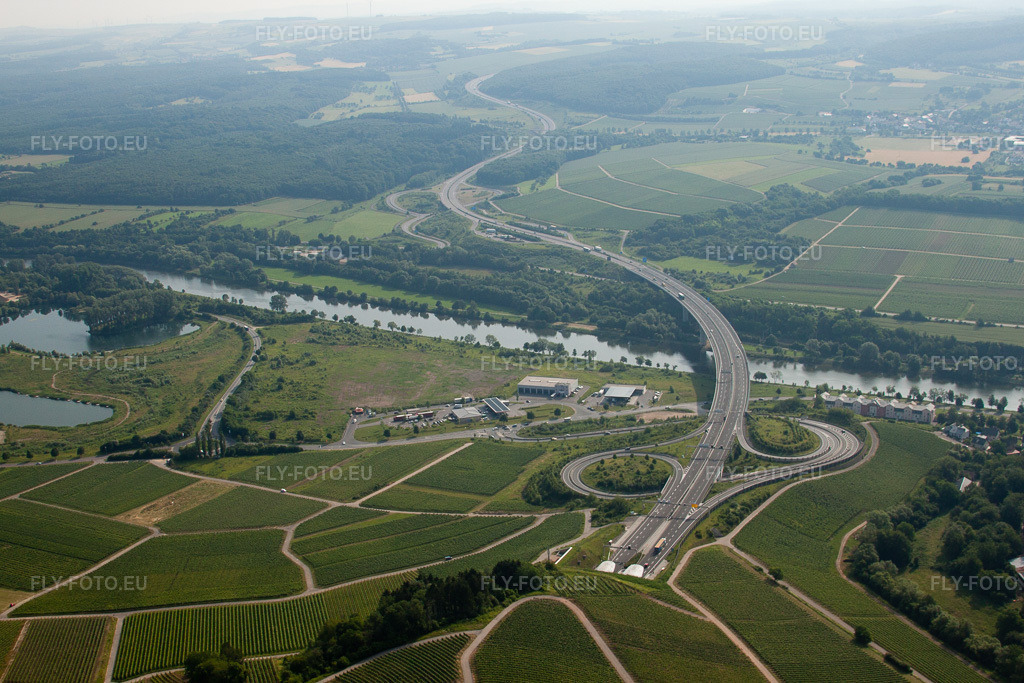 Vue aérienne: Vue de la ville à Schengen dans le département Remich, Luxembourg. Photo: IMG_29416.jpg prise le 26/06/2010 par Werner Riehm/FLY-FOTO.eu – Résolution de l'original: 4752 x 3168 px