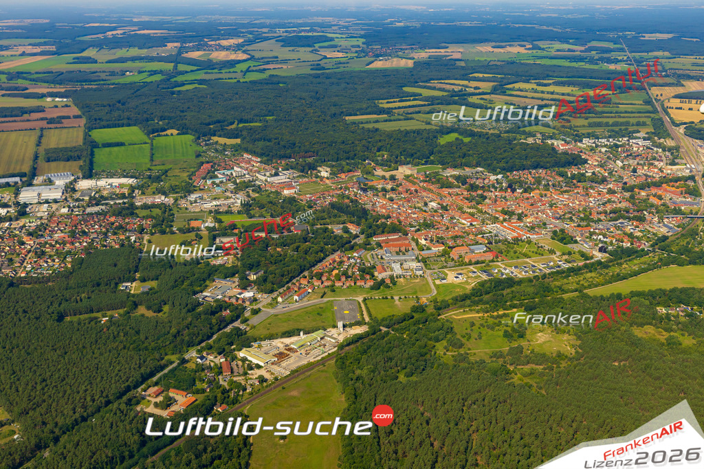 Übersichts Bild Ludwigslust - Die Luftaufnahme wurde 2025 vom UL-Flugzeug heraus erstellt ( keine Drohnenaufnahme ) - Hochauflösende Luftaufnahme - für Wandbilder und großformatige Ausdrucke geeignet. Das besondere Geschenk!Hier alle&nbsp;Infos zur Lizenzierung der LuftaufnahmeWir fliegen auch dieses Jahr wieder in Ihre Region um Luftbilder zu erstellen.- Luftbild anfragen