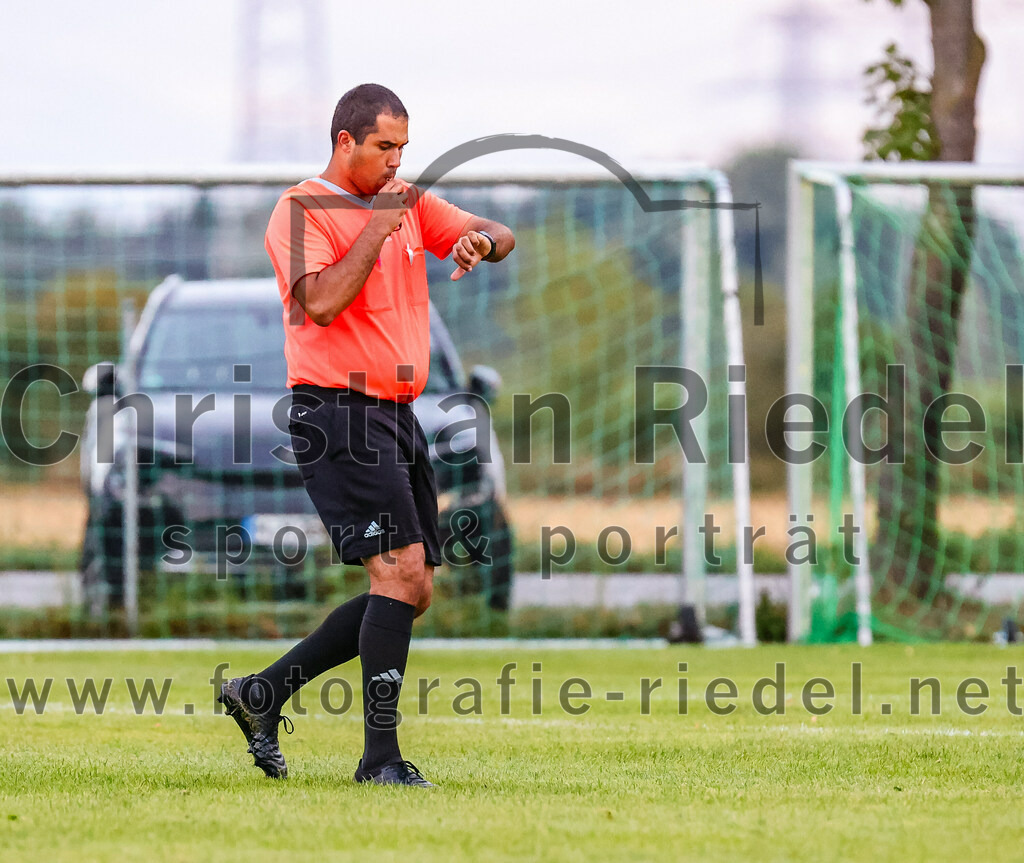 2023-07-25_026_SpVgg_Neuching_gegen_FC_Finsing | Neuching, Deutschland, 25.07.2023:
Fußball, A-Klasse 2023 / 2024, Toto Pokal, SpVgg Neuching gegen FC Finsing, Endergebnis: 2:4

Schiedsrichter Marius Baumann

Foto: Christian Riedel / fotografie-riedel.net