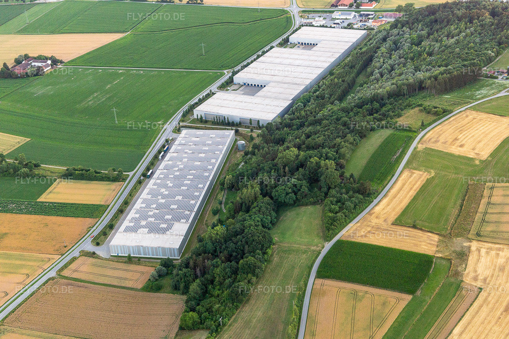 Luftbild: Logistikcenter an der Dingolfinger Straße im Ortsteil Unterhollerau in Moosthenning im Bundesland Bayern in Deutschland. – Foto: IMG_133394.jpg vom 03.07.2022 durch Werner Riehm/FLY-FOTO.de – Auflösung des Originals: 5472 x 3648 px – Gemeinde Moosthenning