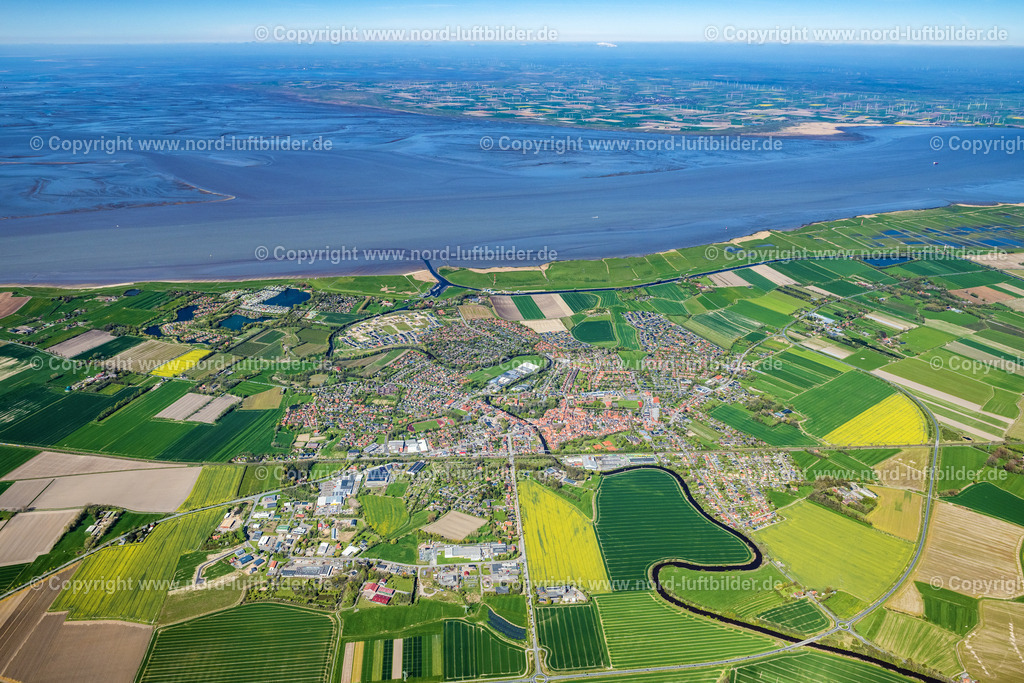 Otterndorf_ELS_1342300423 | OTTERNDORF 30.04.2023 Stadtgebiet mit Außenbezirken und Innenstadtbereich am Rand von landwirtschaftlichen Feldern und Ackerflächen in Otterndorf im Bundesland Niedersachsen, Deutschland. // Urban area with outskirts and inner city area on the edge of agricultural fields and arable land in Otterndorf in the state Lower Saxony, Germany. Foto: Martin Elsen