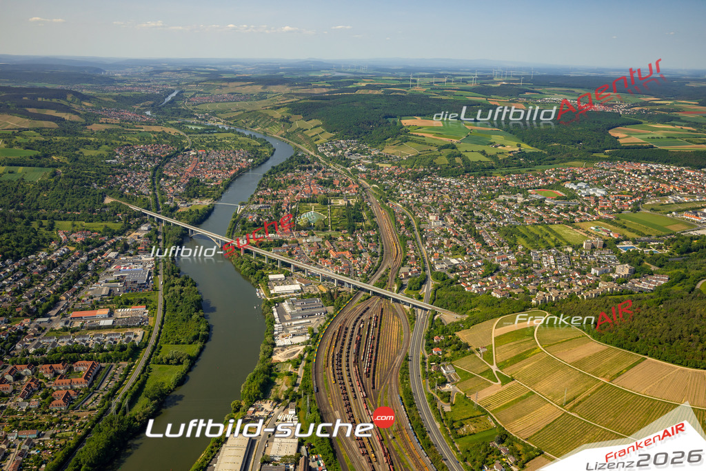 Das Luftbild zeigt  Veitshöchheim - Die Luftaufnahme wurde 2023 vom UL-Flugzeug aus erstellt ( keine Drohne ) - Hochauflösende Luftaufnahme - Für grossformatige Ausdrucke geeignet. Die Geschenkidee !Mit Lizenz und Bildrechte bestellbar