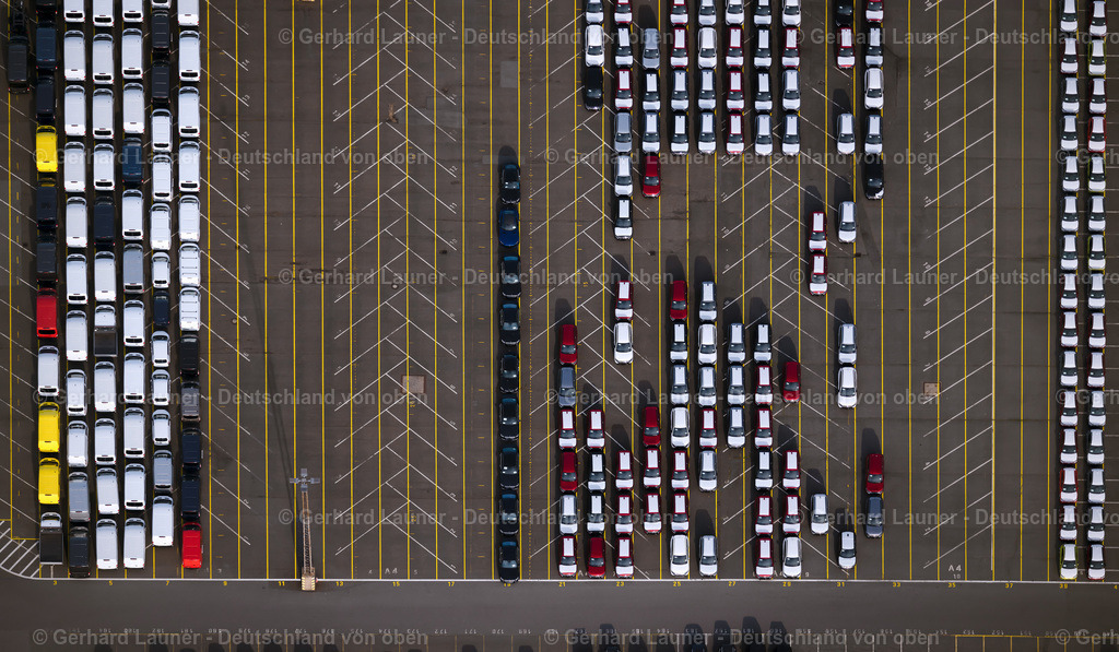 4030620 | BREMERHAVEN 01.06.2020 Senkrecht- Luftbild aus der Satelliten- Perspektive vom Parkplatz und Abstellfläche für Automobile - PKW am Überseehafen in Bremerhaven im Bundesland Bremen, Deutschland. // Vertical aerial view from the satellite perspective of the parking and storage space for automobiles on Ueberseehafen in Bremerhaven in the state Bremen, Germany. Foto: Gerhard Launer