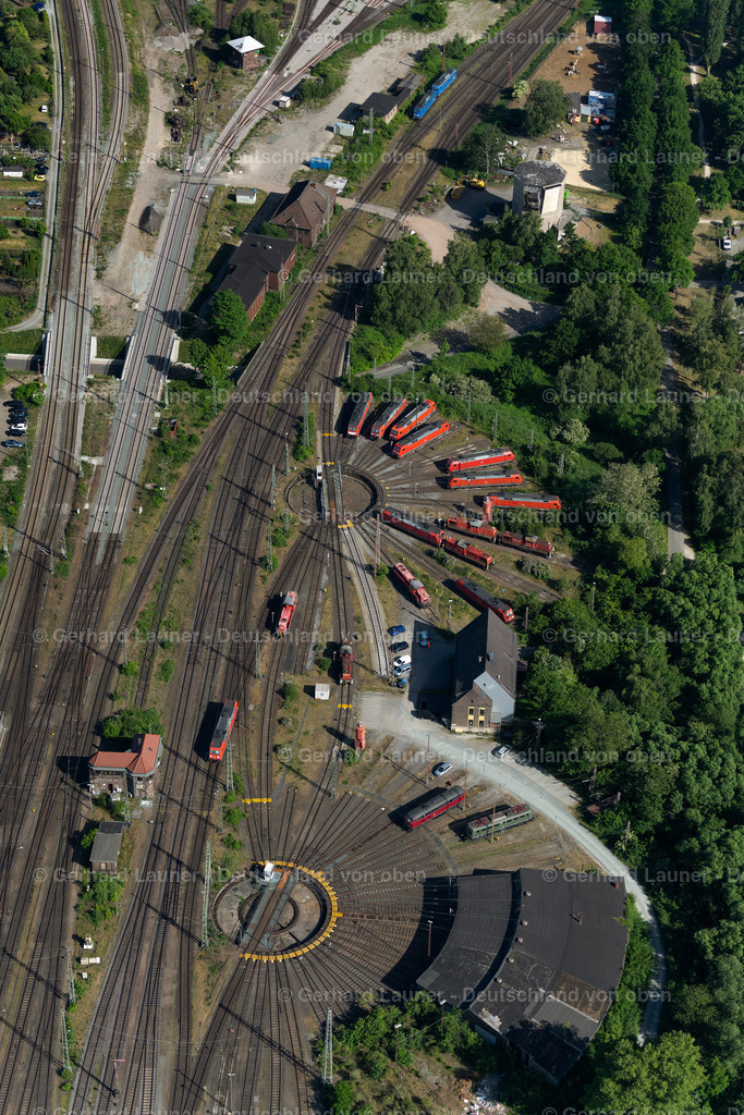 4030108 | BREMEN 01.06.2020 Drehscheibe am Depot des Bahn- Betriebswerkes am Rangierbahnhof an der Straße Mählandsweg im Ortsteil Ohlenhof in Bremen, Deutschland. Weiterführende Informationen bei: DB Netz AG,  Deutsche Bahn AG. // Turntable at the depot of the railway depot at the marshalling yard on the street Maehlandsweg on street Maehlandsweg in the district Ohlenhof in Bremen, Germany. Further information at: DB Netz AG,  Deutsche Bahn AG. Foto: Gerhard Launer