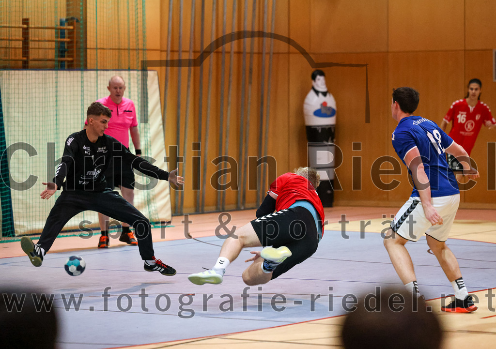 2022-11-19_021_SpVgg_Altenerding_gegen_TG_Landshut_II | Erding, Deutschland, 19.11.2022:
Handball, Bezirksoberliga Männer 2022 / 2023, 9. Spieltag, SpVgg Altenerding gegen TG Landshut II, Endergebnis: 33:31

Simon Stütz (TG Landshut, #1), Niklas Kulhanek (TG Landshut, #18)

Foto: Christian Riedel / fotografie-riedel.net