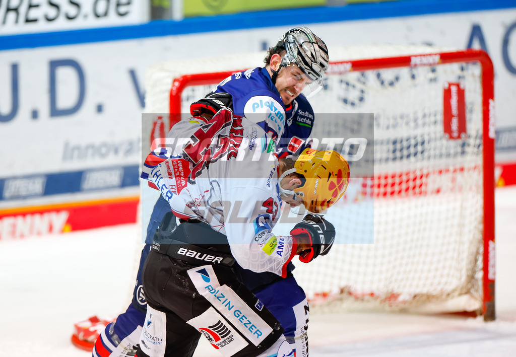 Iserlohn Roosters - Fischtown Pinguins Bremerhaven | Christopher Brown #11 (Iserlohn Roosters) und Skyler McKenzie #43 (Pinguins Bremerhaven)
DEL: Iserlohn Roosters - Fischtown Pinguins Bremerhaven - Realisiert mit Pictrs.com