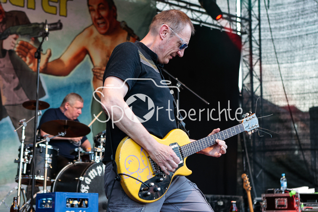 Sommer am Kiez | Nikolaj "Sonnenscheisse" von der Band "Die Kassierer" beim Auftritt auf dem Augsburger Festival "Sommer am Kiez" an der Gitarre / Livemusik / Konzert / Musik / Laut / Punk / Punkmusik / Gitarrist