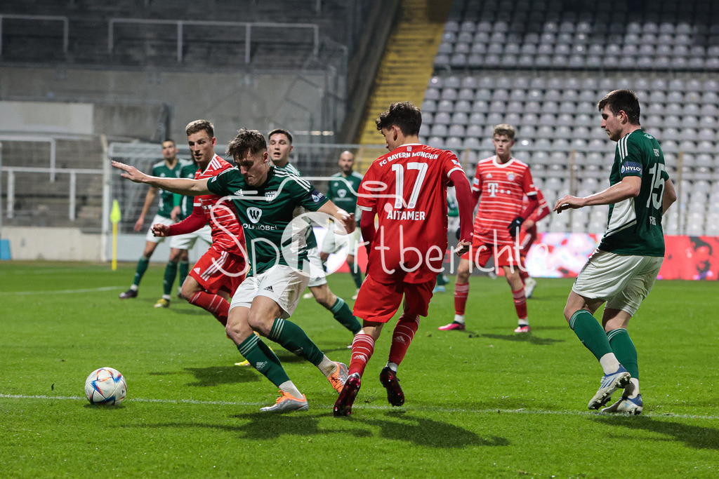 FC Bayern Amateure - 1. FC Schweinfurt | Younes AITAMER (FCB #17) setzt sich gegen Lukas AIGNER (FCS #6) durch