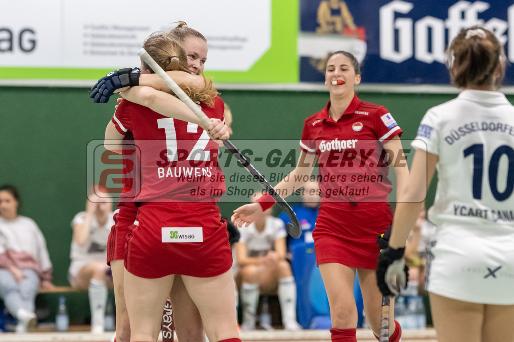 SFE_20230108_0062 | 1. Bundesliga Hockey Damen Rot-Weiss Köln - Düsseldorfer HC am 08.01.2023 in Köln (KTHC Stadion Rot-Weiss Köln Tennis and Hockey Club), Photo: Stephan Fehrmann 2022 (Sports-Gallery),Pia Maertens ( Rot-Weiss Köln #35 ) ,Katharina Hüls ( Rot-Weiss Köln #12 )